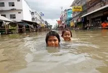 پناه بردن تایلندی‌های سیل زده به پشت‌بام‌ها خانه‌ها