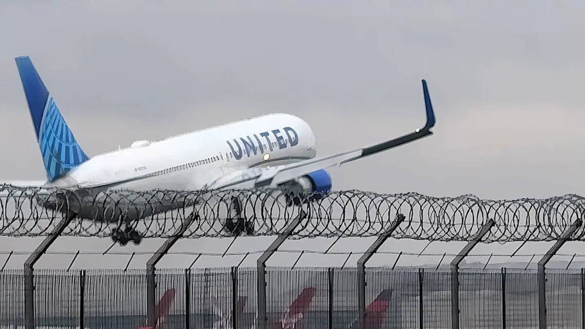 ببینید؛ طوفان سهمگین مانع فرود هواپیما در فرودگاه شد