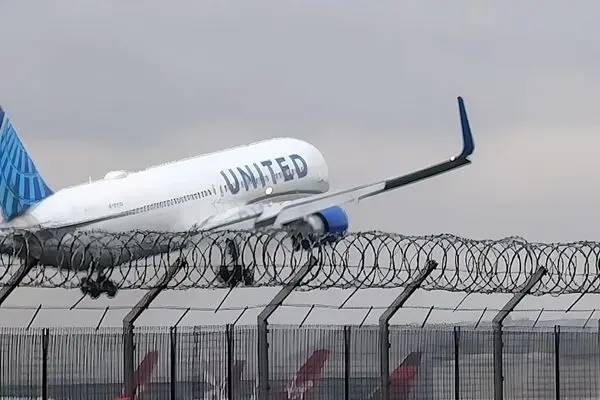 ببینید؛ طوفان سهمگین مانع فرود هواپیما در فرودگاه شد