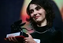 تصاویر؛ ژست‌های لاله مرزبان با «شیر برنزی» جشنواره فیلم ونیز 
