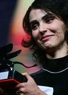 تصاویر؛ ژست‌های لاله مرزبان با «شیر برنزی» جشنواره فیلم ونیز 