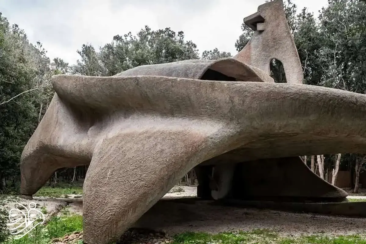 تصاویر؛ خانه ای شبیه دایناسور در قلب ایتالیا