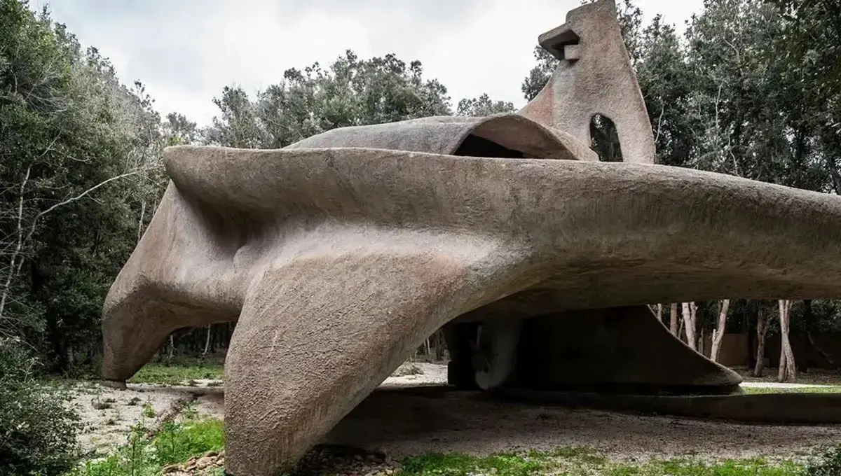 تصاویر؛ خانه ای شبیه دایناسور در قلب ایتالیا