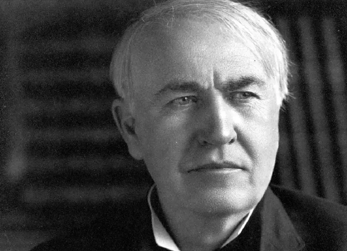 «توماس ادیسون» در کنار اولین گرامافون تاریخ؛ سال 1268 