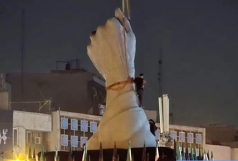 نصب المان «مشت گره‌کرده» در میدان انقلاب تهران