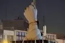 نصب المان «مشت گره‌کرده» در میدان انقلاب تهران
