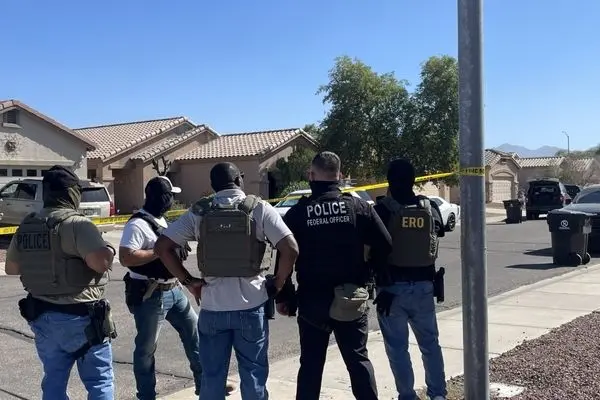 زمین خوردن افسر پلیس در تعقیب معترض جوان در لس‌آنجلس