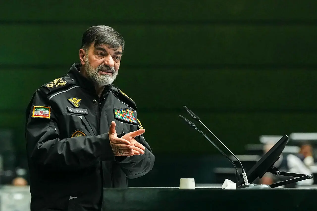 سردار رادان در پخش زنده تلویزیونی تعظیم کرد
