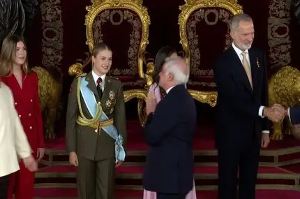 خودداری سفیر ایران از دست دادن با ملکه و شاهدخت‌ها