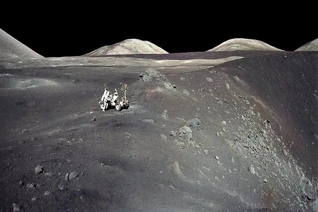 ماه‌نورد و فضانورد آپولو ۱۷ در قاب تاریخی ناسا