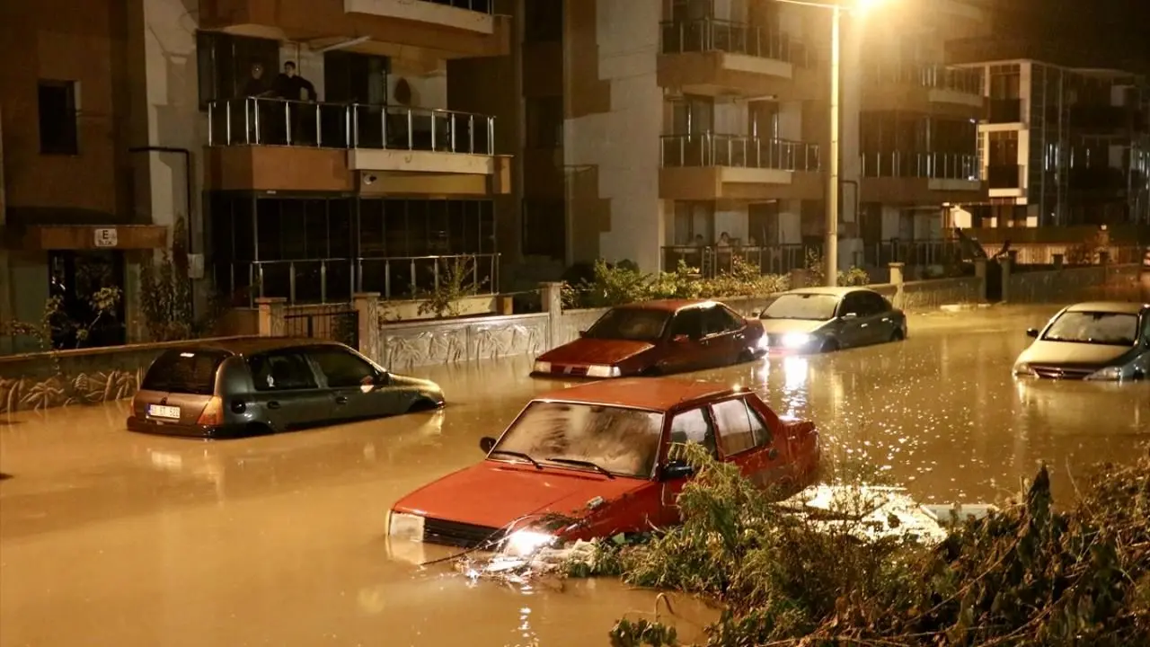 تصاویر؛ بارش شدید باران و جاری شدن سیل در ازمیر ترکیه