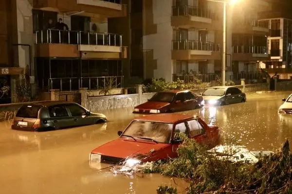 تصاویر؛ بارش شدید باران و جاری شدن سیل در ازمیر ترکیه