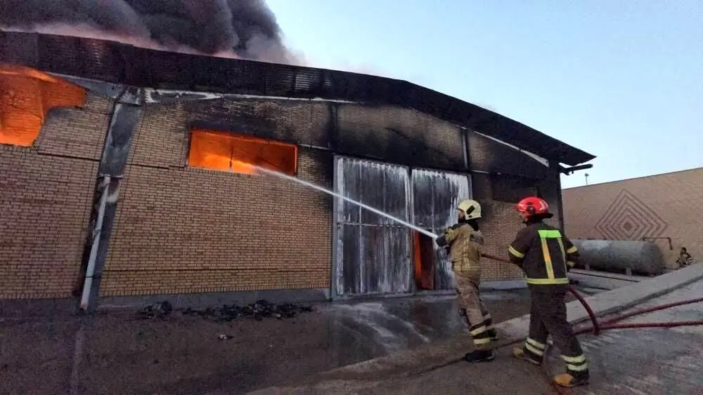 آتش سوزی در  انبار مرکبات ساری 