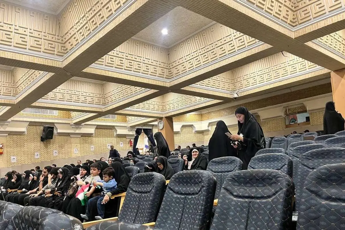 اتفاق عجیب در تجمع محاکمه روحانی و ظریف/ فقط ۲۵ نفر آمدند، چهار نفرشان هم بچه بودند