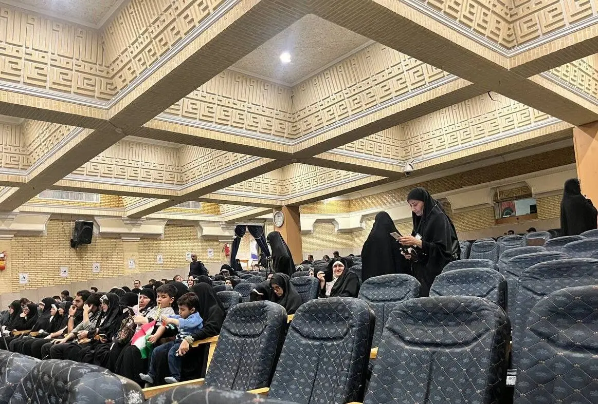 اتفاق عجیب در تجمع محاکمه روحانی و ظریف/ فقط ۲۵ نفر آمدند، چهار نفرشان هم بچه بودند

