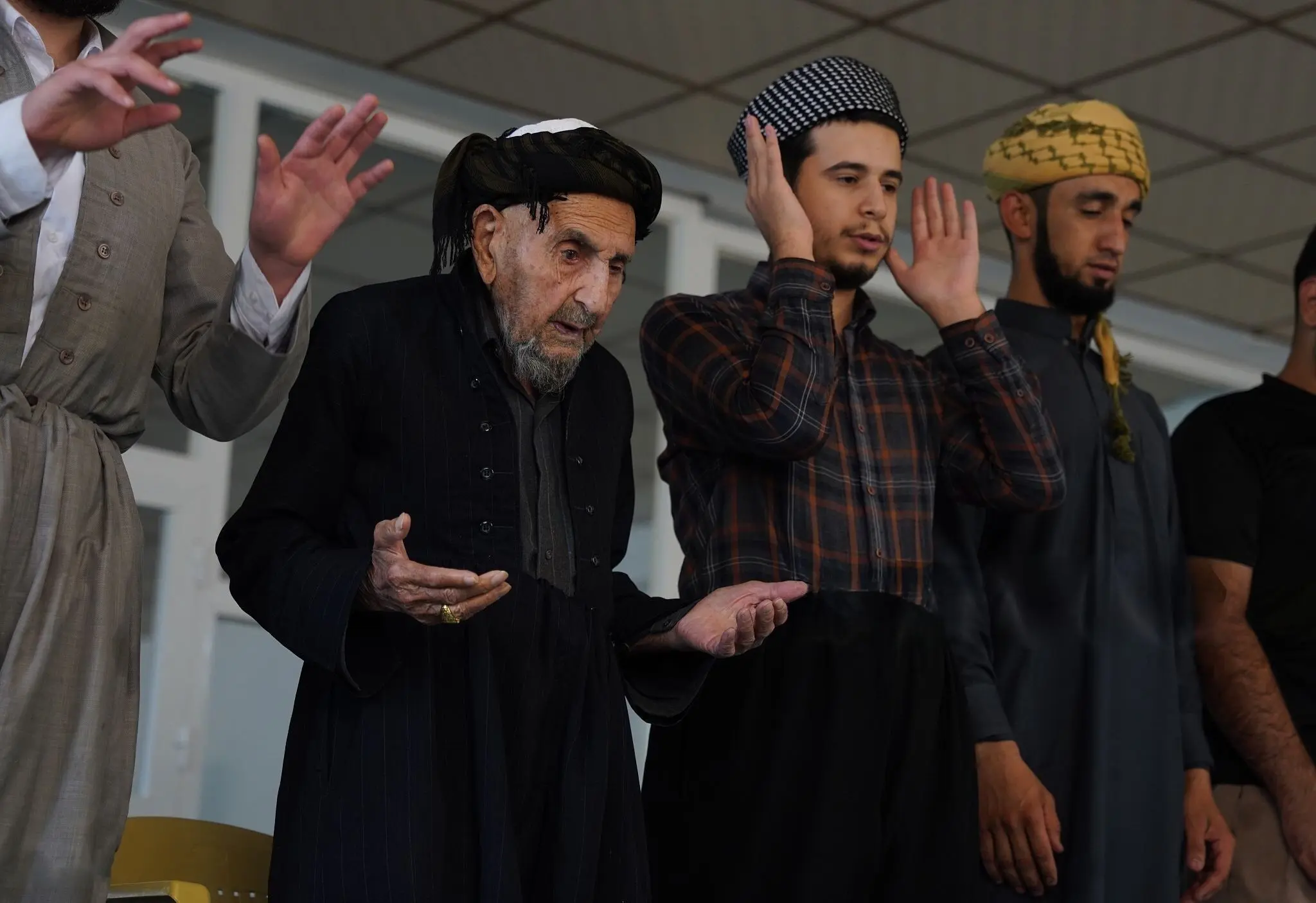 تصاویر؛ مؤذن ۱۱۰ ساله همچنان در خدمت مسجد 