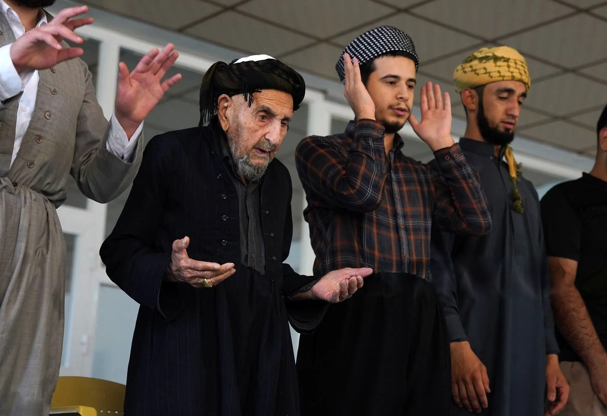 تصاویر؛ مؤذن ۱۱۰ ساله همچنان در خدمت مسجد 