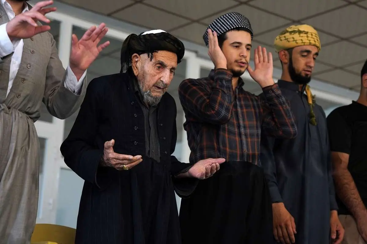 تصاویر؛ مؤذن ۱۱۰ ساله همچنان در خدمت مسجد