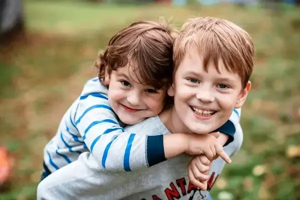 پیام تبریک روز برادر ۱۴۰۴؛ پیام عاشقانه، احساسی و رسمی برای اینستاگرام