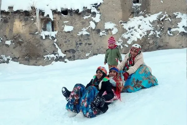 تصاویر؛ برف شادی را به اهر بازگرداند