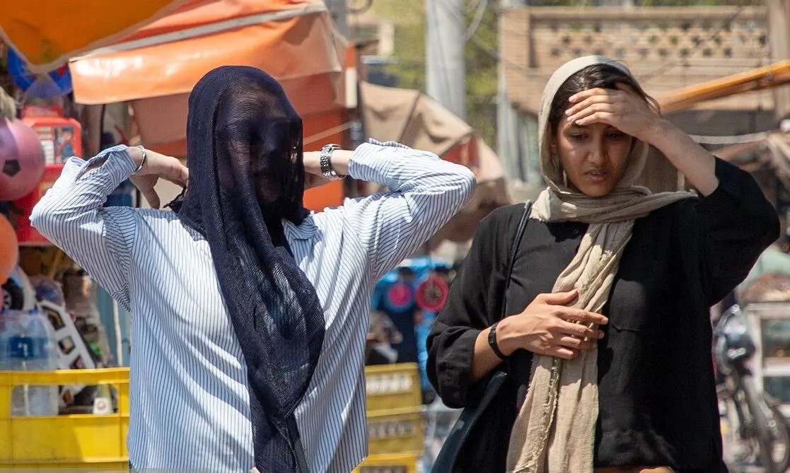 تصاویر؛ گرمای ۵۰ درجه، جنگ و زندگی در اهواز