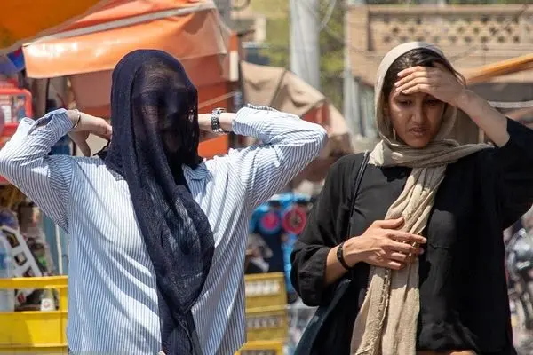 تصاویر؛ گرمای ۵۰ درجه، جنگ و زندگی در اهواز