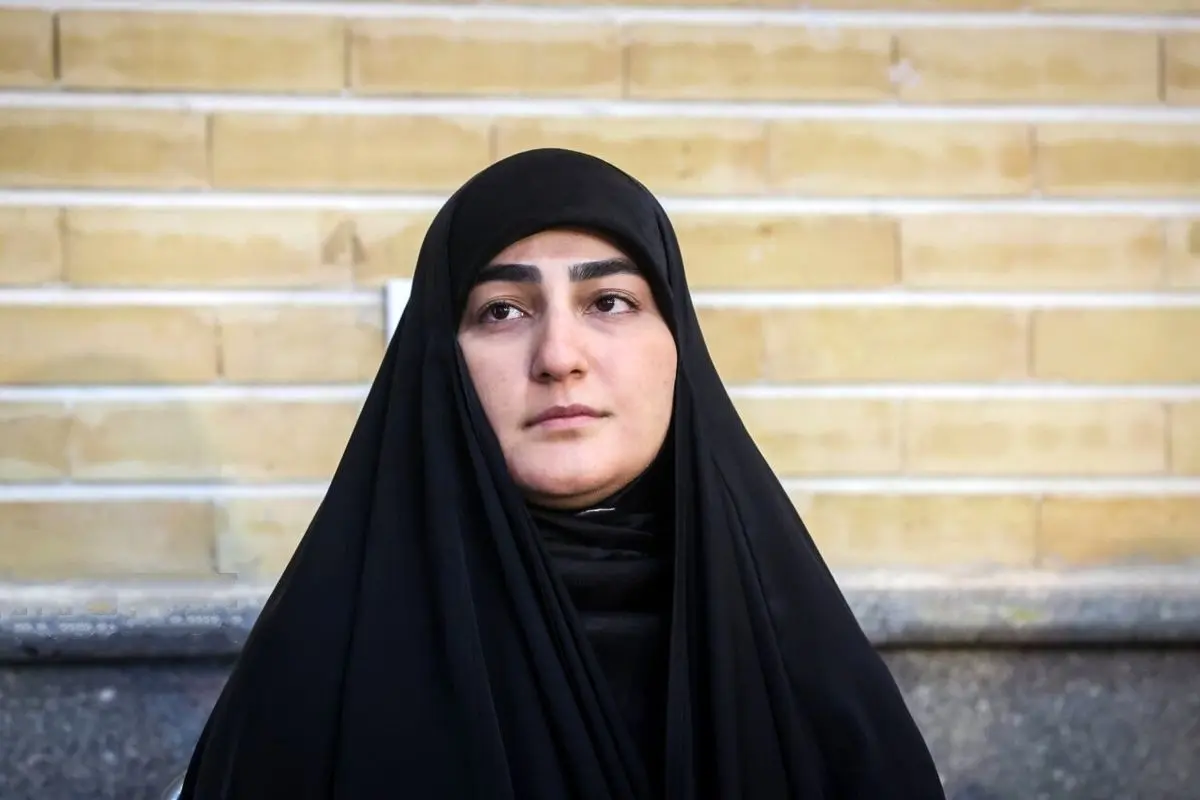تصویر زینب سلیمانی در مراسم تشییع محمد کاسبی
