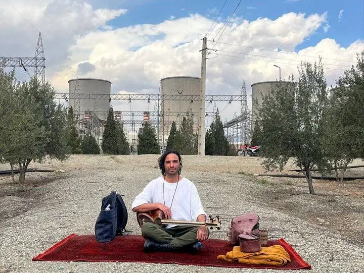 نوازندگی علی قمصری برای دومین روز در نیروگاه برق دماوند