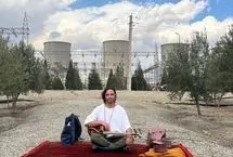 نوازندگی علی قمصری برای دومین روز در نیروگاه برق دماوند