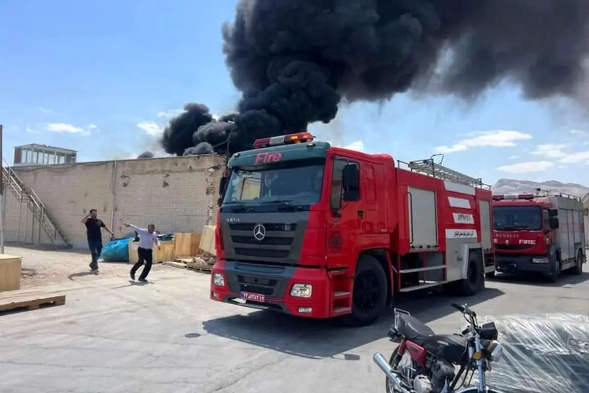 آتشسوزی در شرکت فرش در آران و بیدگل