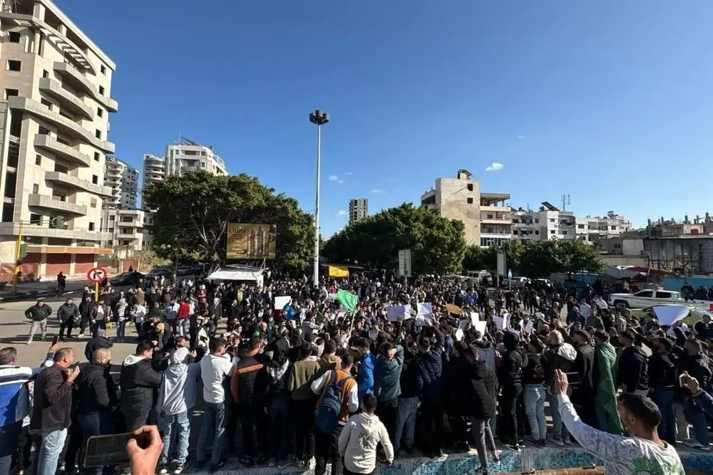 لحظه چاقو زدن به جوان سوری در اعتراضات لاذقیه