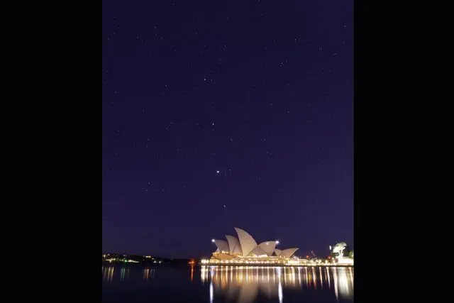 رژه سیاره‌ها بر فراز خانه اپرای سیدنی