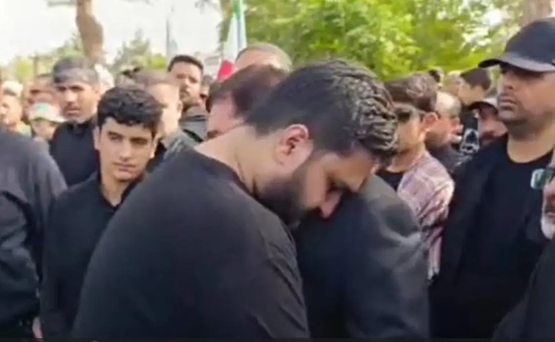 فرزند شهید حاجی‌زاده در آغوش مخبر در بهشت زهرا (س) 
