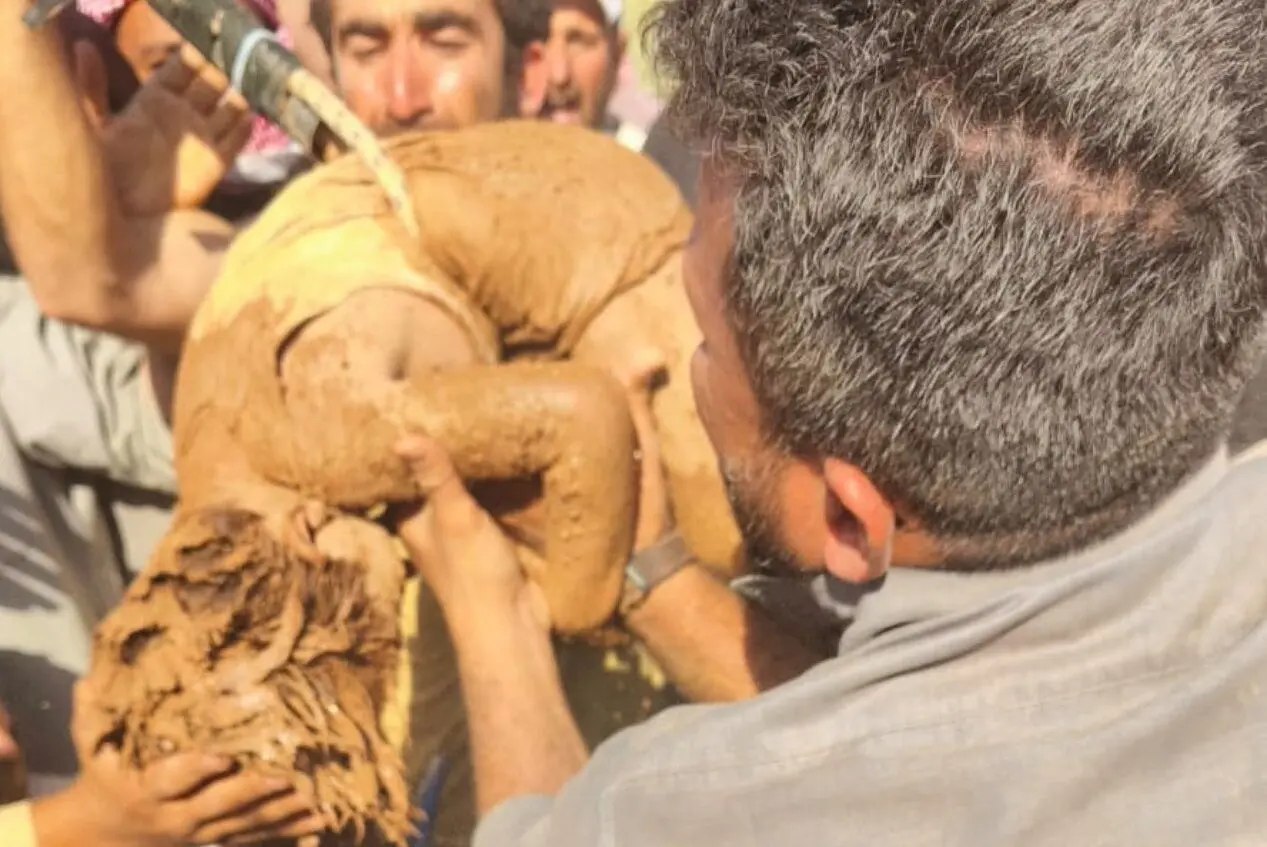ببینید؛ نجات کودک سوری پس از ۱۶ ساعت گرفتار شدن در چاه ۵۰ متری