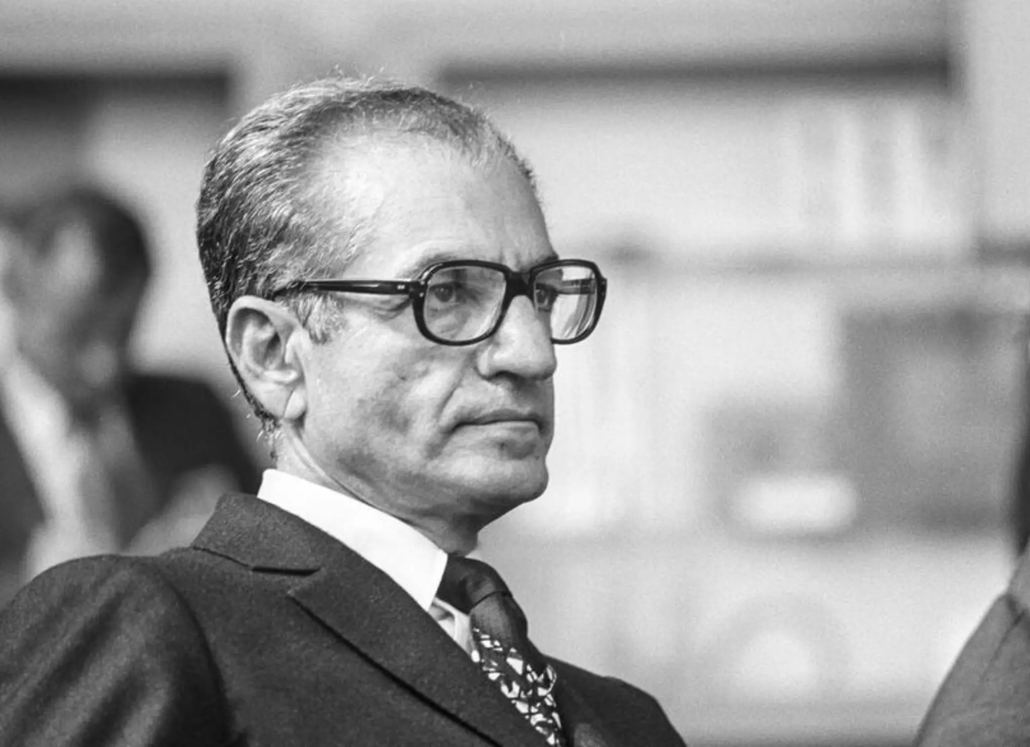 «محمدرضا پهلوی» در حال ورود به مراسم عروسی‌اش در کاخ مرمر تهران؛ سال 1329