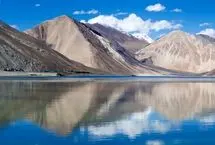 یخ‌زدگی رویایی دریاچه پنگونگ؛ آینه‌ای در برابر هیمالیا
