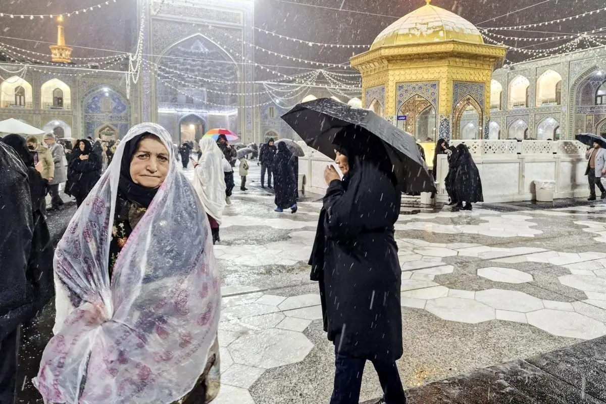 تصاویر؛ حال و هوای برفی حرم امام رضا(ع)