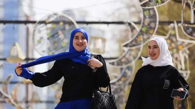 ببینید؛ دو زن محجبه مرد اسلام‌ستیز را کتک زدند