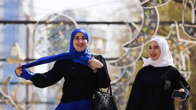 ببینید؛ دو زن محجبه مرد اسلام‌ستیز را کتک زدند