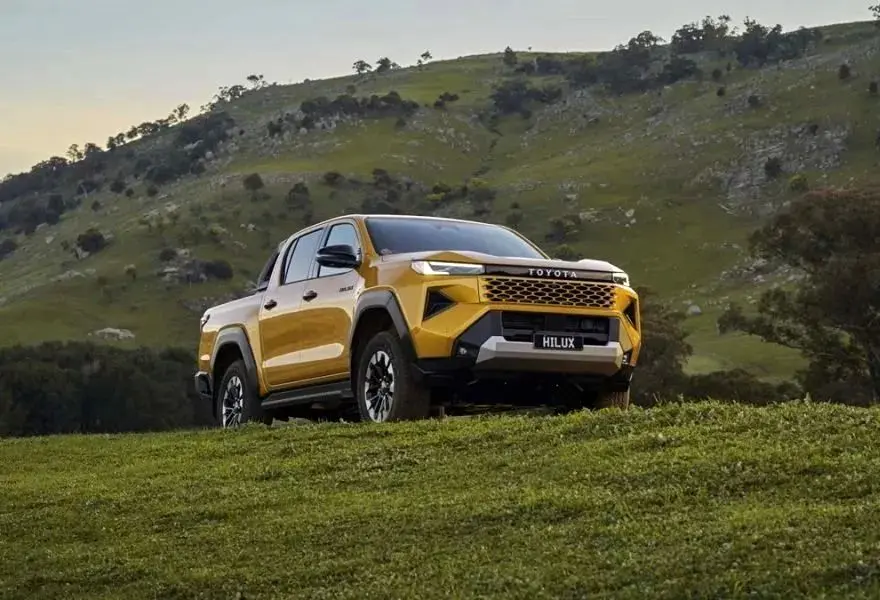 تویوتا هایلوکس ۲۰۲۶؛ ترکیبی از قدرت دیزلی و فناوری برقی در یک پیکاپ تمام‌عیار