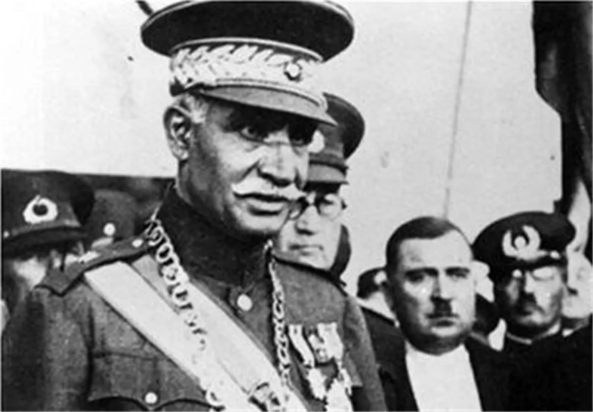 «رضاخان در روز اول سلطنت اش در کاخ گلستان»؛ سال 1305