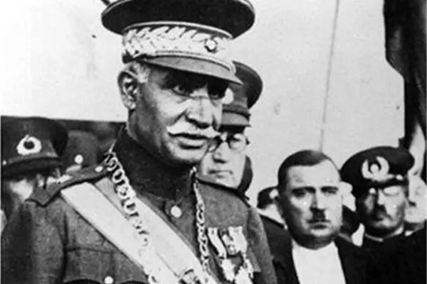 «رضاخان در روز اول سلطنت اش در کاخ گلستان»؛ سال 1305
