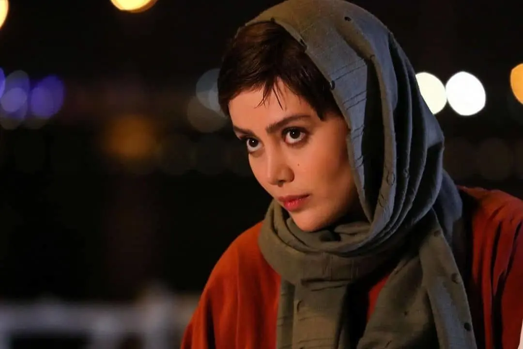 چهره غمگین شادی مختاری، بازیگر نقش «ندا» سریال «دلدار» در کوچه شادی