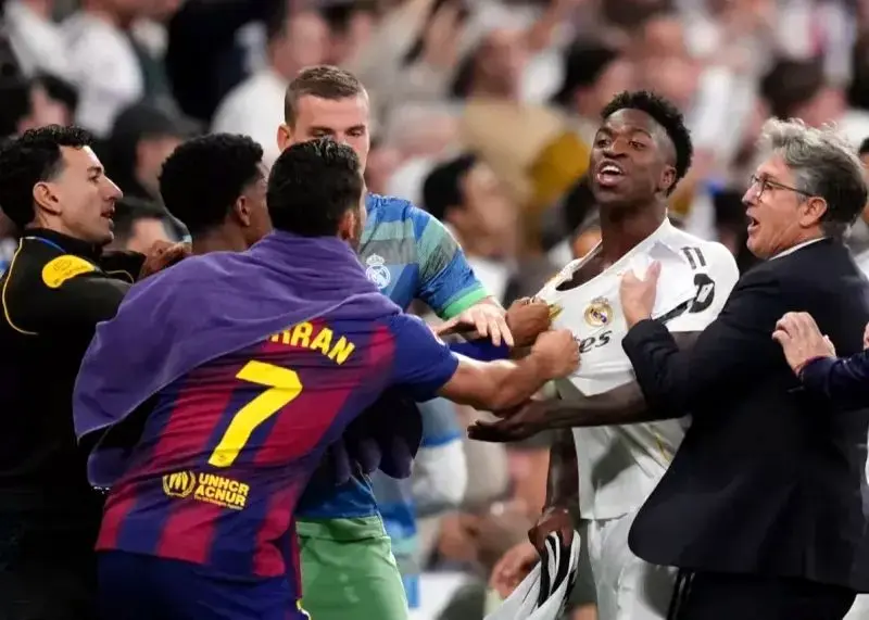 جنجال در آخر بازی رئال بارسا؛ ستاره‌ها به جان هم افتادند