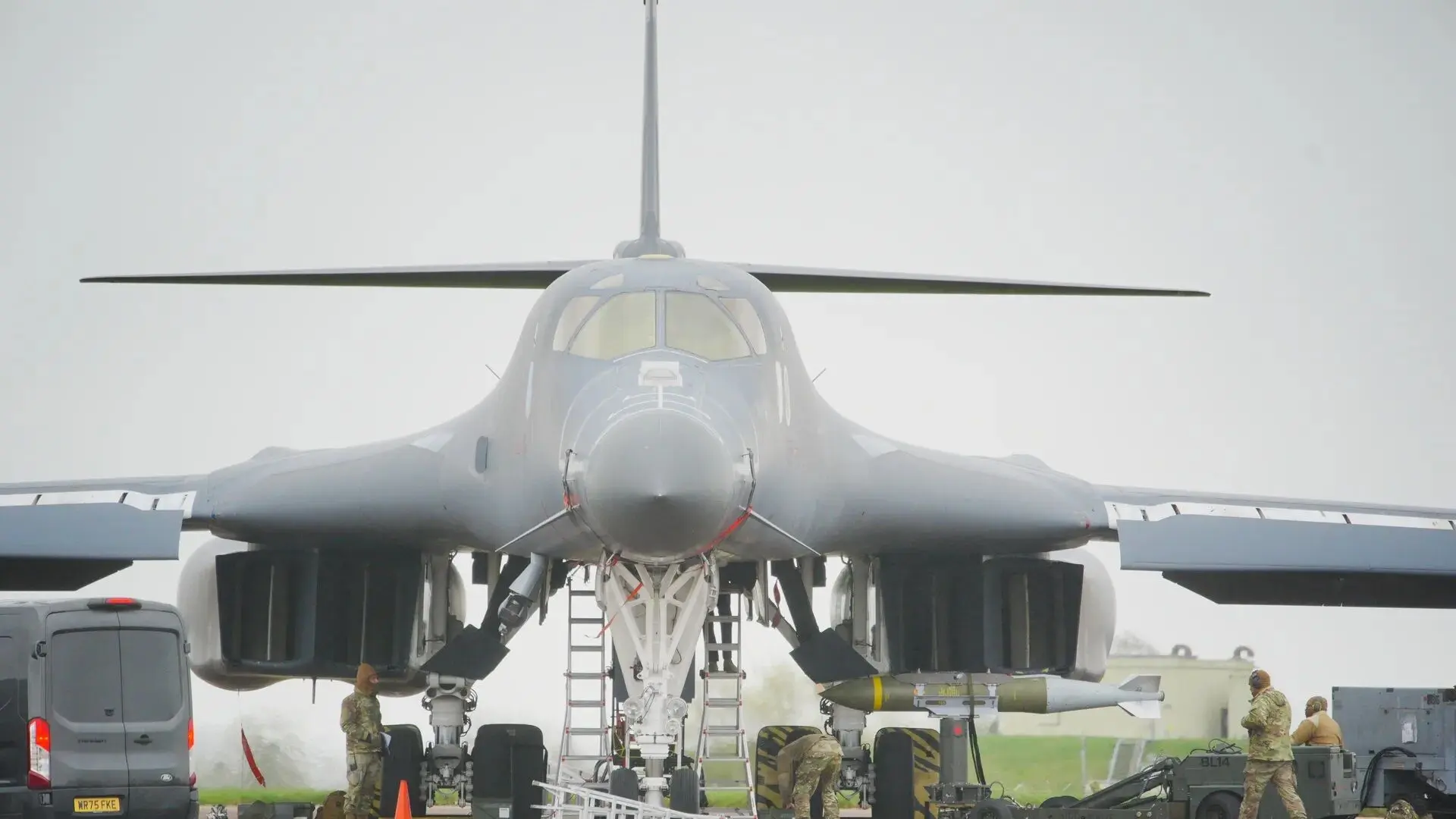 گزارش آکسیوس درباره حمله آمریکا به ایران از پایگاه انگلیس با بمب‌افکن B-1
