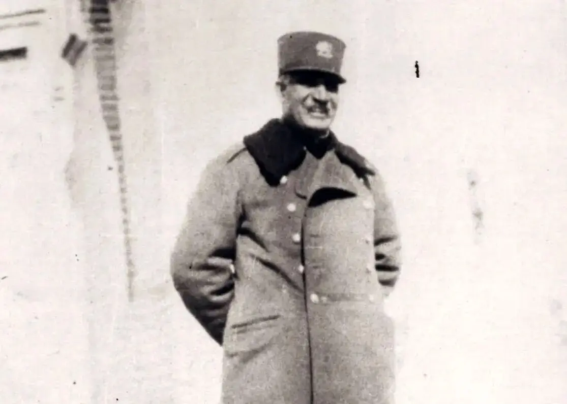 «رضاخان» در حال بازدید از «دژ برازجان بوشهر»؛ دهه 1310 