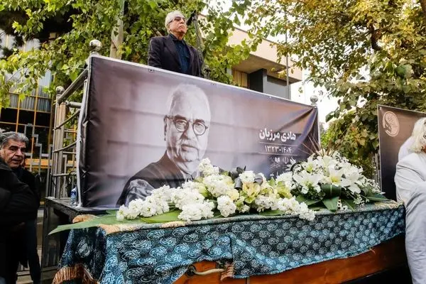 تصاویر؛ سوگواری فرزانه کابلی در مراسم تشییع همسرش هادی مرزبان