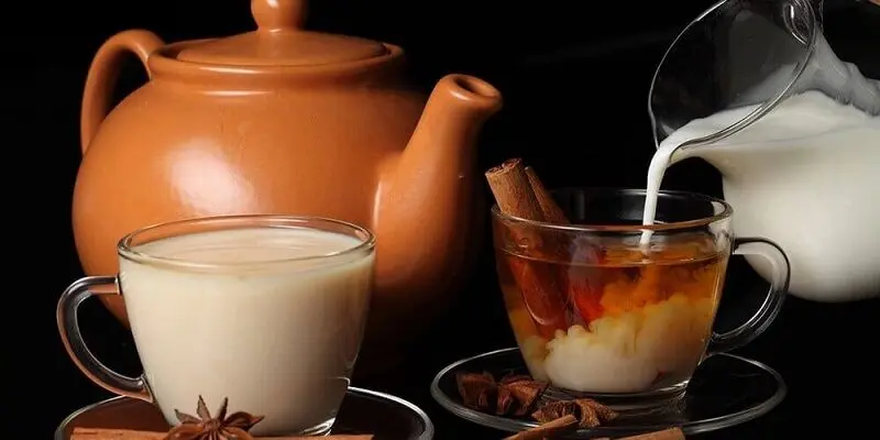 شیر را باید قبل از آب جوش داخل چای بریزیم یا بعد از آن؟