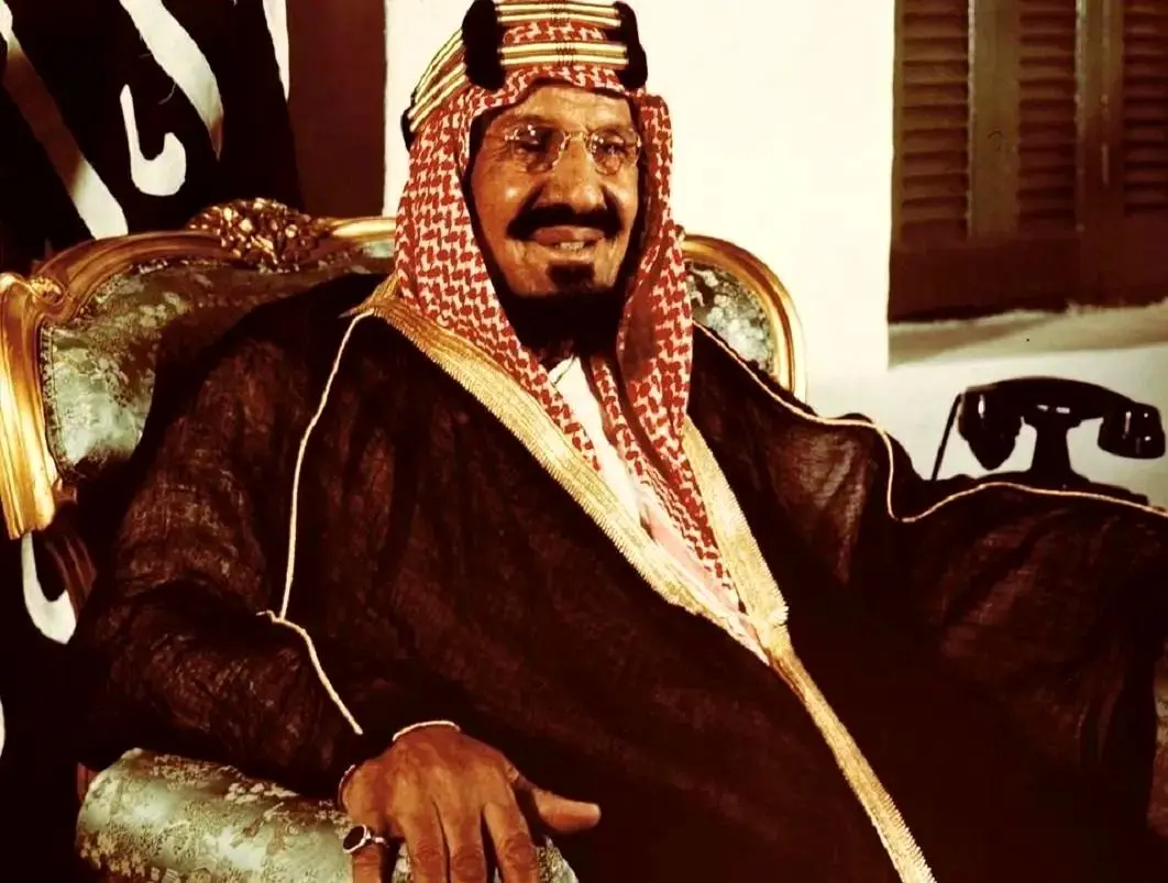 اولین پادشاه عربستان» سوار بر یک ناو آمریکایی در کنار روزولت؛ سال 1323