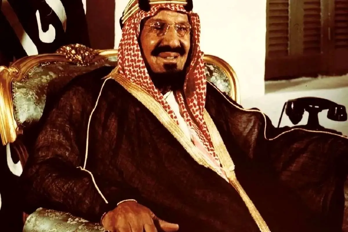 اولین پادشاه عربستان» سوار بر یک ناو آمریکایی در کنار روزولت؛ سال 1323